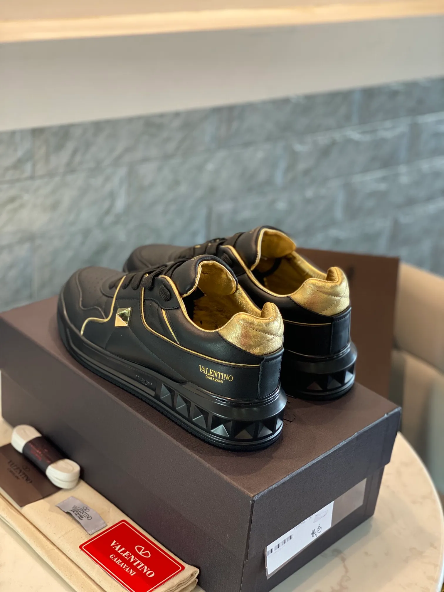 👟👟Ex-factory price 780👟👟 Valentino ONE STUD calfskin lace-up sneakers. Soft suede low-top sneakers, classic and versatile, couple's sneakers, special goods, worth buying! A pair of simple shoes with unique details will save you from the difficulty of dressing. OneStud sneakers, with quilted plaid and oversized rivets, create an eye-catching punk style and get rid of the heavy feeling of this season's clothing. U👟👟Ex-factory price raise calfskin derby shoes, with exquisite leather construction and simple silhouette, smooth lines set the tone of coolness, they are a versatile item in the wardrobe. There are more Valentino boutique shoes waiting for you to unlock! It’s time to get the shoes you’ve been coveting for a long time! Officially on sale 7,+++ - Seven straps, decorated with metallic rubber effect. Decoration on the back and tongue. Size 35-44.